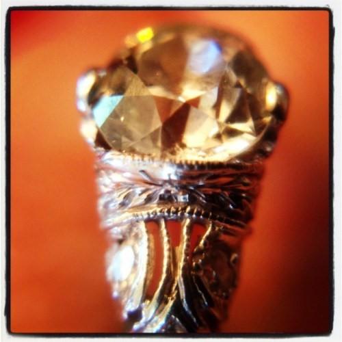 Diamanten ring gefotografeerd met een macrolens op smartphone en statief – BAUNAT