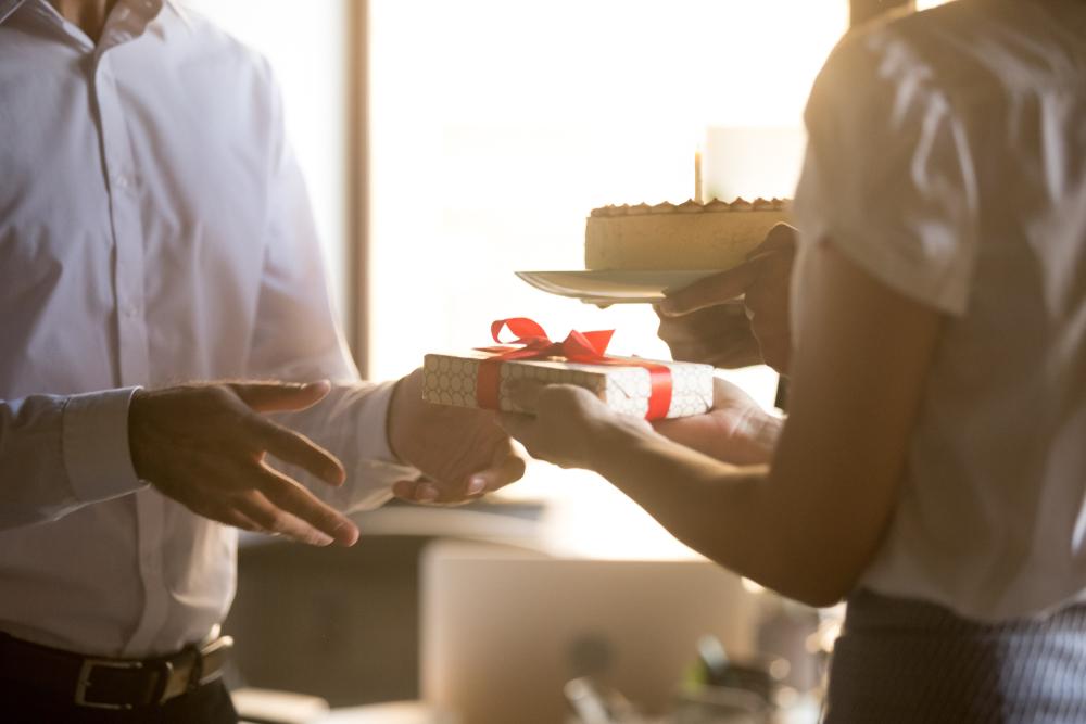 Man krijgt verjaardagstaart en pakje. Vind een bijzonder geschenk voor de jarige bij BAUNAT.