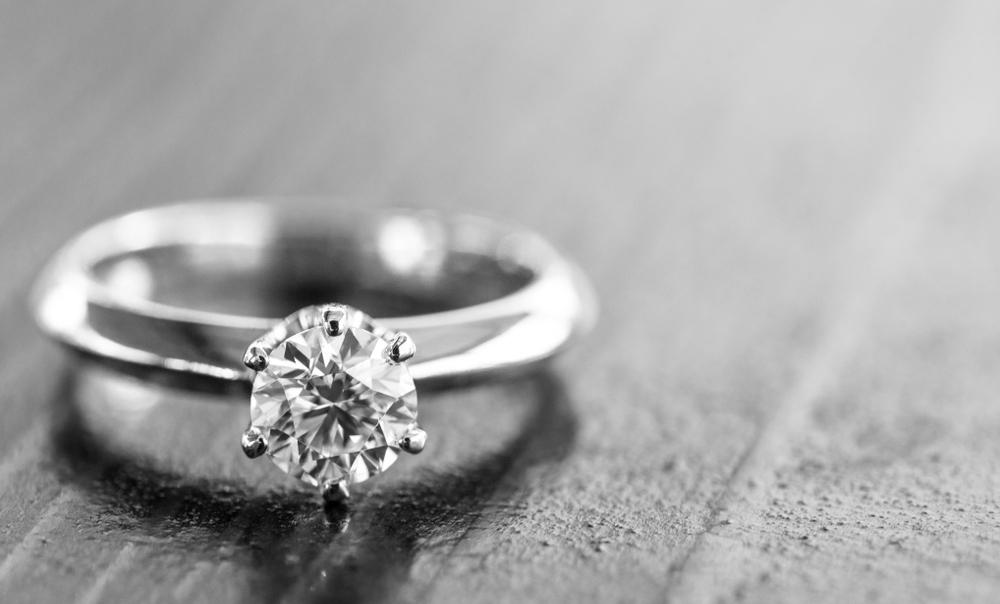 Bij een huwelijksaanzoek hoort een diamanten ring van BAUNAT