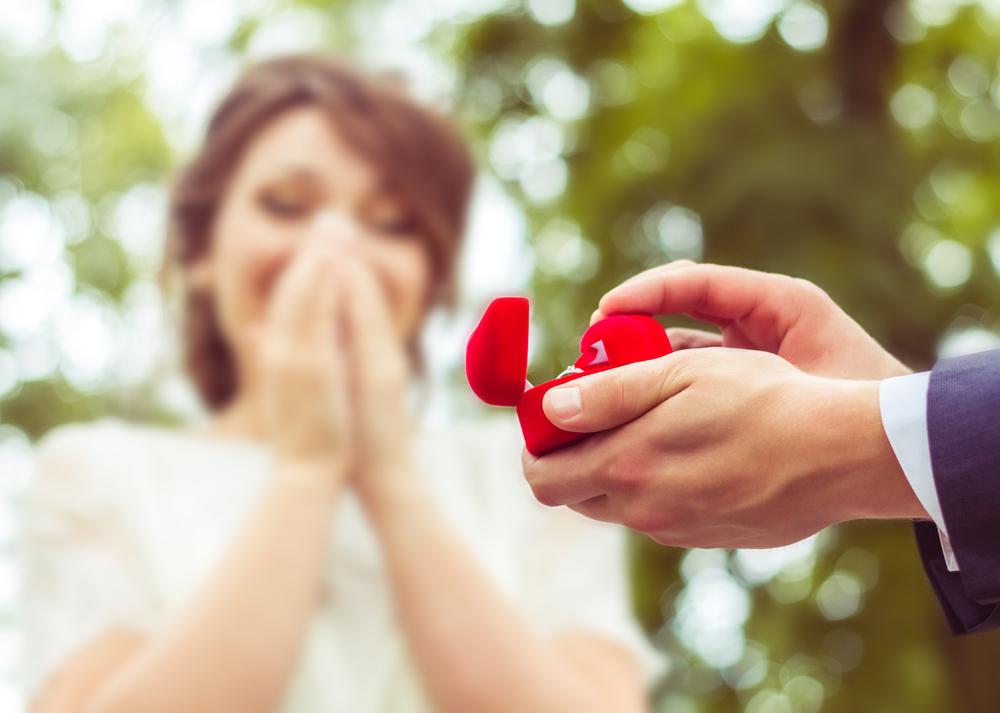 Vrouw krijgt verlovingsring. Een bijzonder geschenk met overtuigingskracht, aldus BAUNAT.
