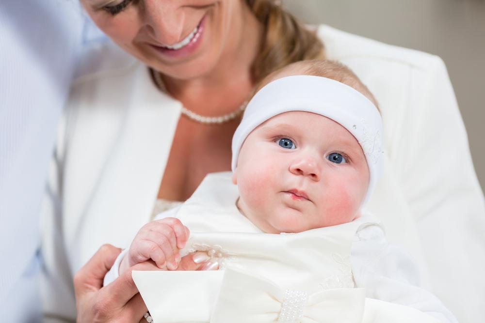 Meter draagt baby voor doop. Vind uw ‘wil jij mijn meter worden’ cadeau bij BAUNAT.