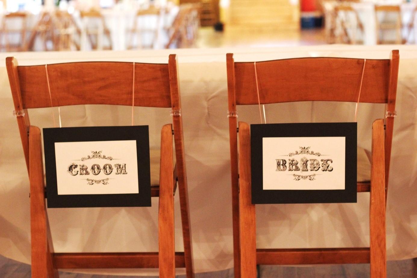 Stoelen van pasgetrouwde echtgenoot en echtgenote op trouwfeest - BAUNAT