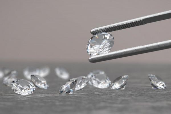 Brilliants of great value are held with tweezers - BAUNAT