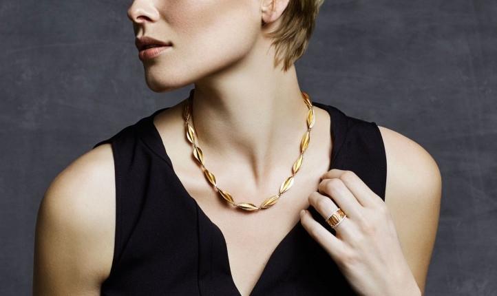 Woman wearing a gold necklace by BAUNAT