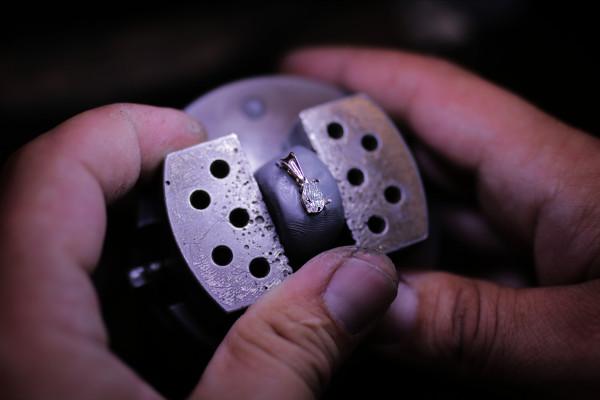 Professional produces a piece of diamond jewellery - BAUNAT