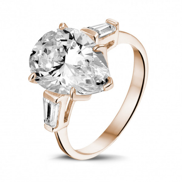 Ring with baguette cut diamond - Ring with baguette cut diamonds as side stones.