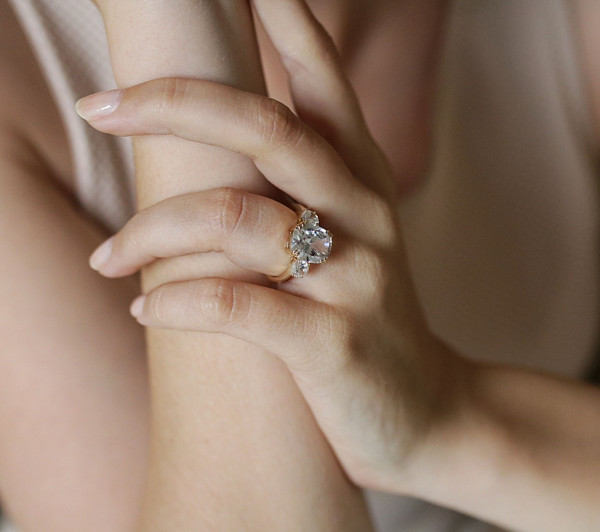Trilogy engagement ring of highest quality - A precious engagement ring with 3 diamonds 