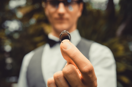 Close-up van man met vintage verlovingsring in de hand. Vind haar vintage verlovingsring bij BAUNAT.