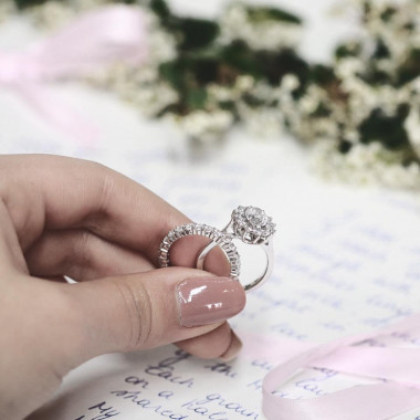 女仕拿着两只钻石戒指。 BAUNAT 求婚戒指上的钻石克拉重量。