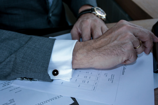 戴着钻石袖扣的新郎。新郎的衣服在婚礼当天也很重要。 – BAUNAT