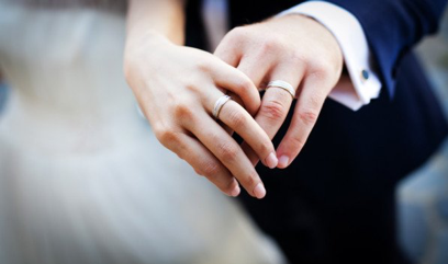戴着极具象征意义的结婚戒指的男士和女士。 - BAUNAT