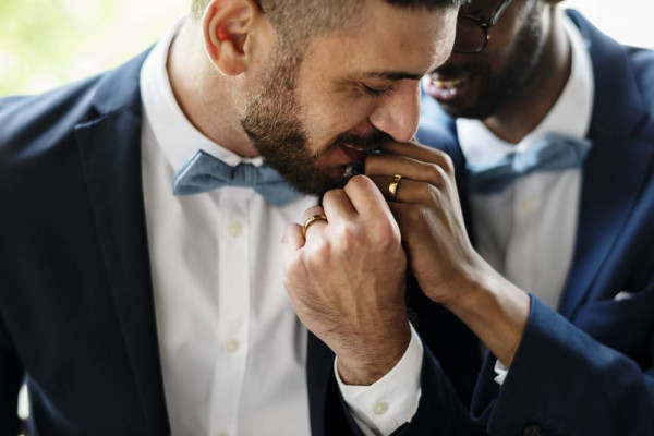 戴着婚戒的两个结婚的男士：一幅极具象征意义的照片。 – BAUNAT