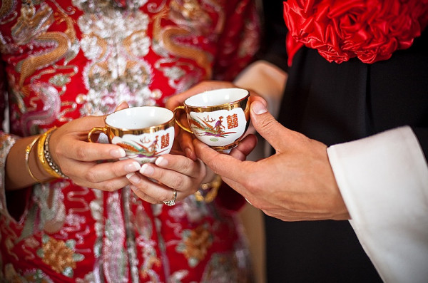 身着经典中国裙褂龙凤褂的婚礼。 - BAUNAT
