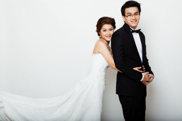 BAUNAT - 一对中国新婚夫妇佩戴戒指在右手。