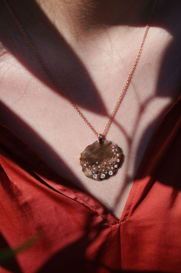 The red gold necklace with medallion for women is a real statement from the BAUNAT collection