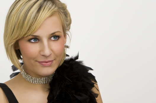 Woman with diamond choker, the ideal necklace for women with a short haircut. - BAUNAT