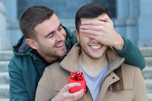 男士在結婚紀念日給伴侶送珠寶禮物 - BAUNAT