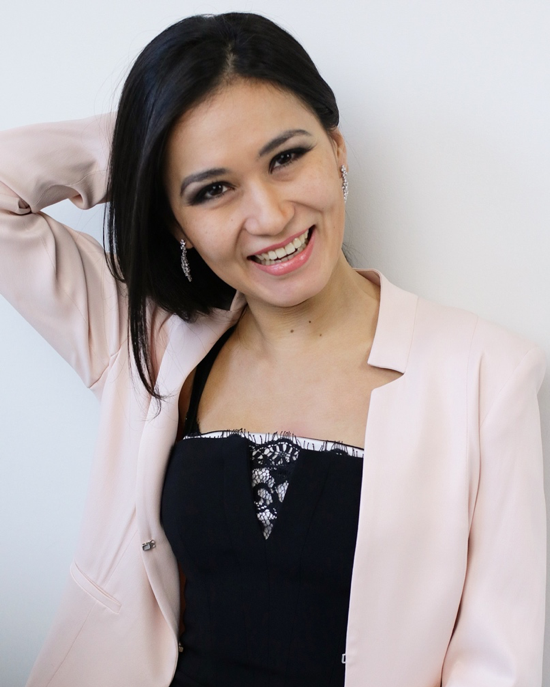 佩戴BAUNAT白金耳坠的女士