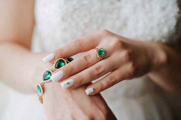 一位佩戴翡翠首飾的女士；40週年結婚紀念日的完美禮物-BAUNAT。