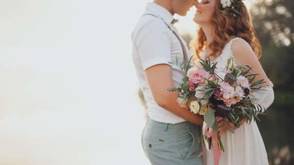 新婚夫妇凝视彼此的眼睛。玫瑰金戒指完美无暇 — BAUNAT