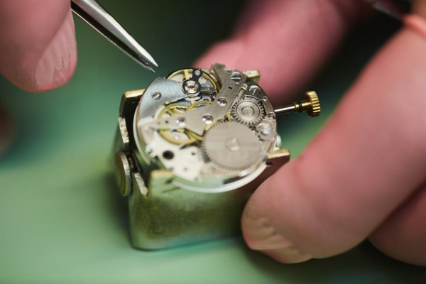 BAUNAT - 使用专业设备以最实惠的价格进行手表维修