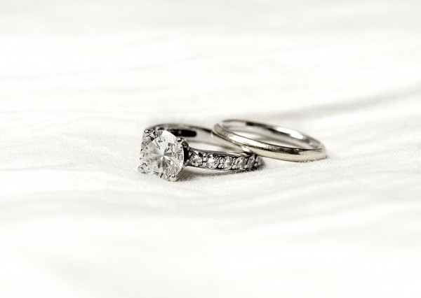Choose a gorgeous solitaire diamond with diamonds on the ring rail for your engagement ring at the BAUNAT Dusseldorf showroom. 