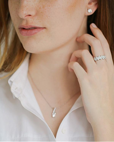 a woman wearing her ring on the middle finger, making it the centre of her jewellery wear