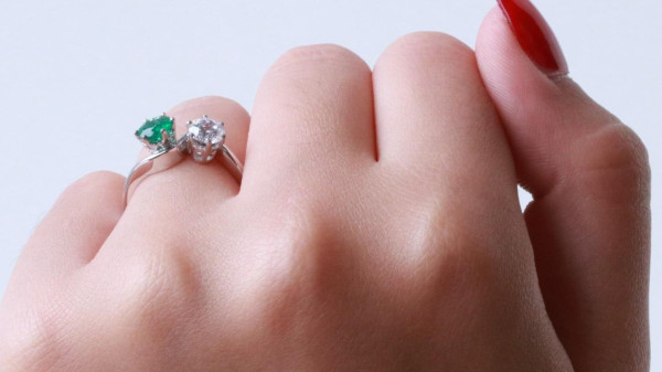 Una donna indossa un anello di fidanzamento toi et moi, che combina uno zaffiro e un diamante bianco per la massima versatilità.