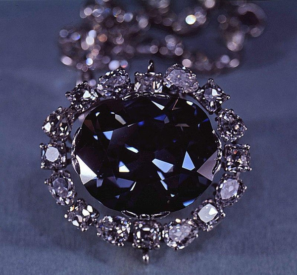 Il diamante Hope nel Museo Nazionale di Storia Naturale – BAUNAT - uno splendido diamante blu circondato da diamanti più piccoli, che creano un affascinante gioco di brillantezza