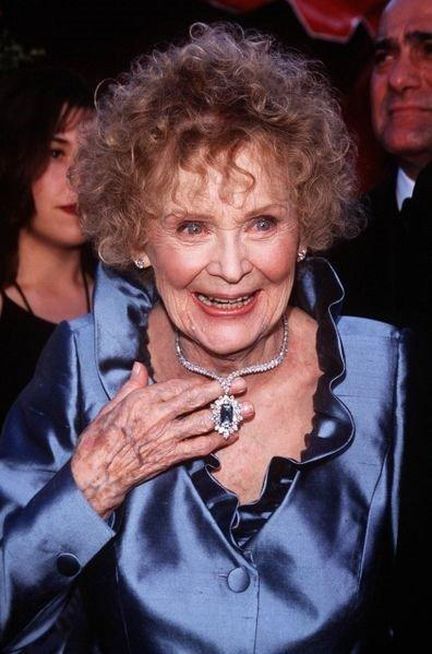 Gloria Stuart con il Cuore dell'Oceano, ispirato al diamante Hope - Gloria Stuart dal film Titanic indossa una replica del diamante Hope del valore di 1,4 milioni di dollari agli Academy Awards.