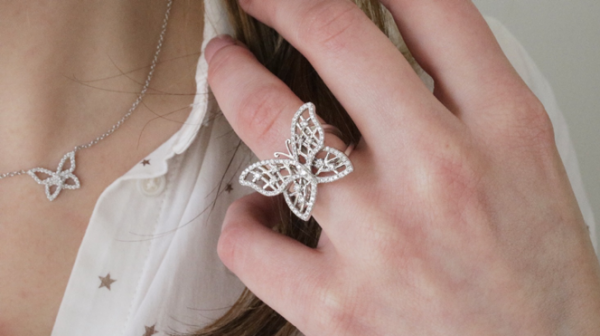 Donna che indossa un anello a farfalla della collezione Monarca di BAUNAT