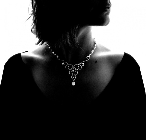 Collana da donna BAUNAT - Donna che indossa una collana da donna BAUNAT con scollo a V. Scopri come una collana può far brillare una donna