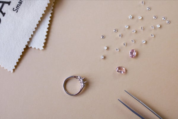 un anello di diamanti, forbici e un panno per la creazione completa del diamante