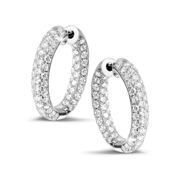 Orecchini creoli con diamanti da 2,15 carati in oro bianco, che sfoggiano un look sofisticato ed esuberante.