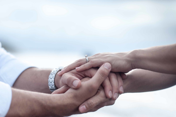 Una coppia che condivide un momento d'amore, simboleggiando l'impegno senza bisogno di una cerimonia di matrimonio tradizionale.