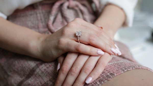 Anello di fidanzamento di lusso - Prezioso anello di fidanzamento con diamante taglio smeraldo e diamanti incastonati a circondare