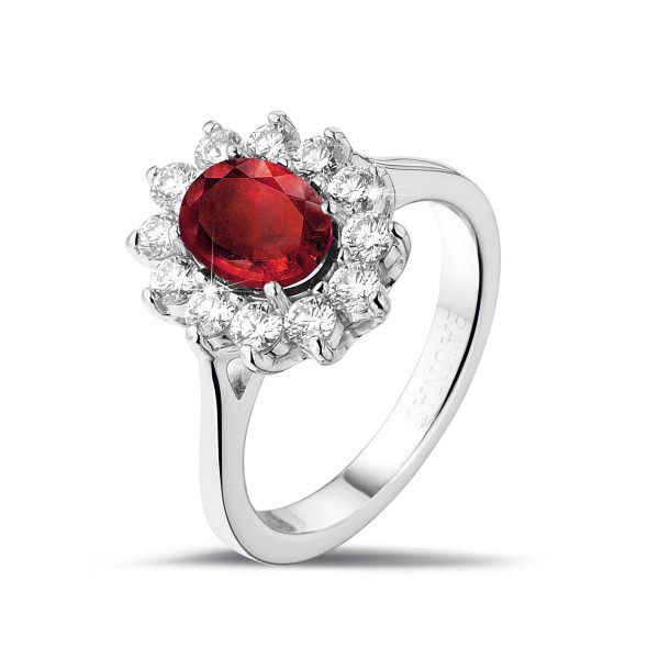 Un anello di fidanzamento Entourage con un rubino circondato da diamanti