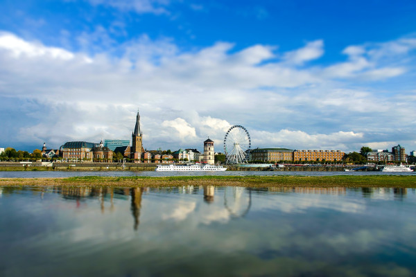 Acquista il tuo anello di fidanzamento ideale a Düsseldorf e goditi panorami spettacolari come questo paesaggio sul canale.