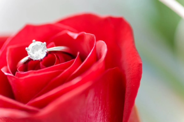 anello di fidanzamento nascosto in un bouquet di fiori