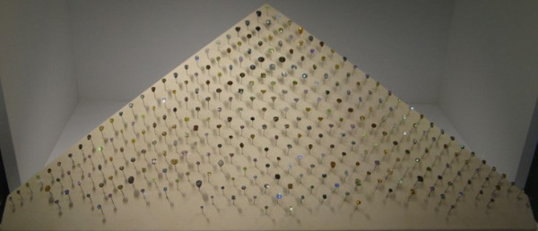 La famosa piramide della speranza, curata a Londra, che espone un'impressionante collezione di diamanti disposti a forma di piramide.
