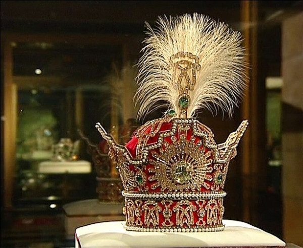 Una splendida corona persiana in esposizione, che mette in mostra i disegni intricati e la ricca storia della collezione di diamanti nazionali iraniani.