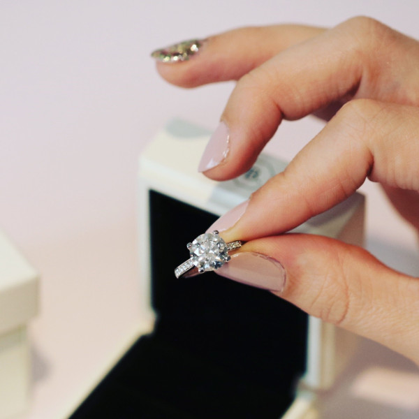 Engagement ring flawless - A precious engagement ring with diamond 