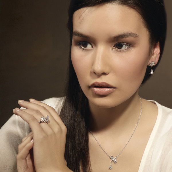 Woman weating a diamond necklace, ring and earrings