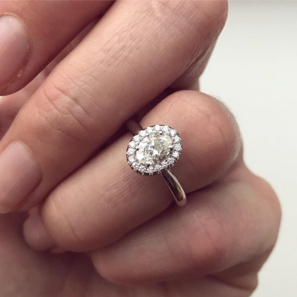 An engagement ring on the finger, a gift with powers of persuasion - BAUNAT