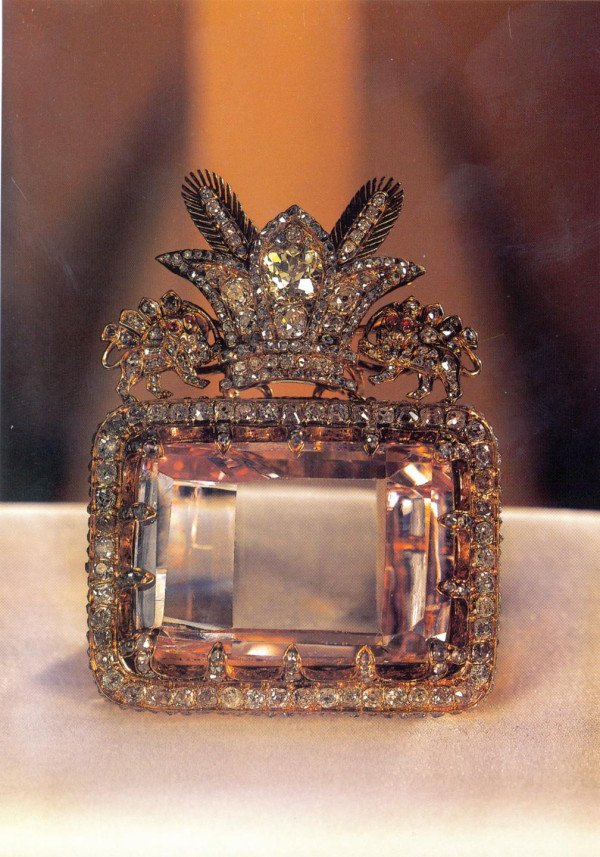 The Daria-I-Noor: the largest pink diamond in the world. – BAUNAT - the famous Daria-I-Noor pink diamond brooch in a stunning gold frame