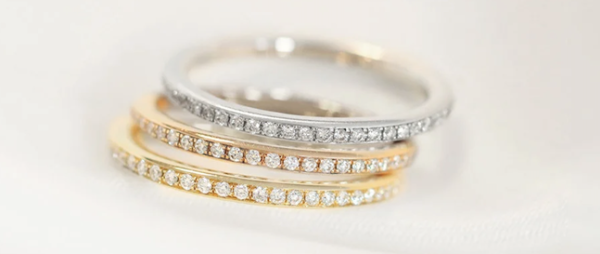 a white gold ring together with yellow gold rings, ensuring an interesting contrast