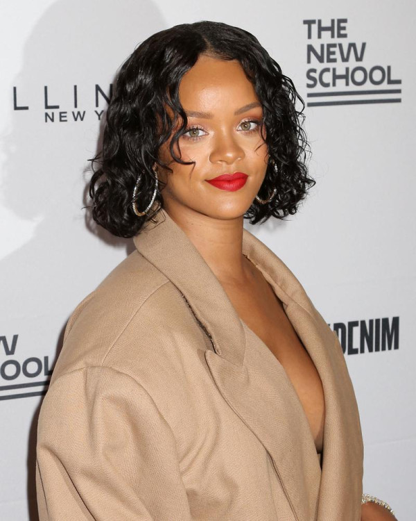 Rihanna'nın New York'taki moda okulu açılışında Creole küpesiyle verdiği poz - Rihanna