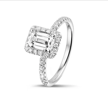 Zümrüt kesim halo nişan yüzüğü BAUNAT - güçlü ayna efektine sahip çarpıcı bir pırlanta içeren zümrüt kesim halo nişan yüzüğü
