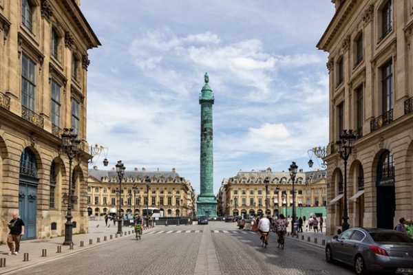 Paris'teki Place Vendome, dünyanın en iyi kuyumcularından bazılarıyla çevrili bir meydan