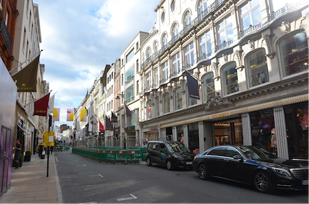 londra'da elmas alışverişinin merkez üssü Mayfair'in kalbinde canlı bir sokak sahnesi